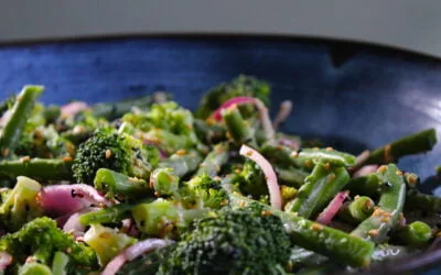 Broccoli salad with sweet tahin dressing