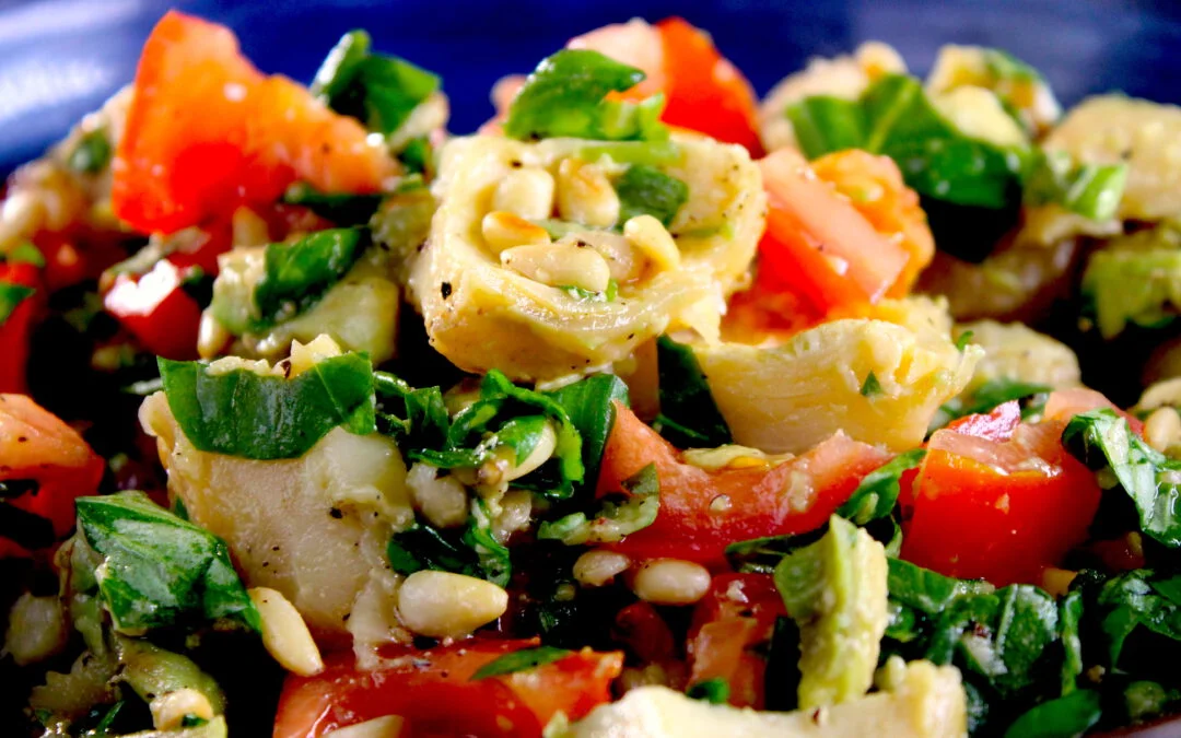 Salade met artisjok, avocado en tomaat