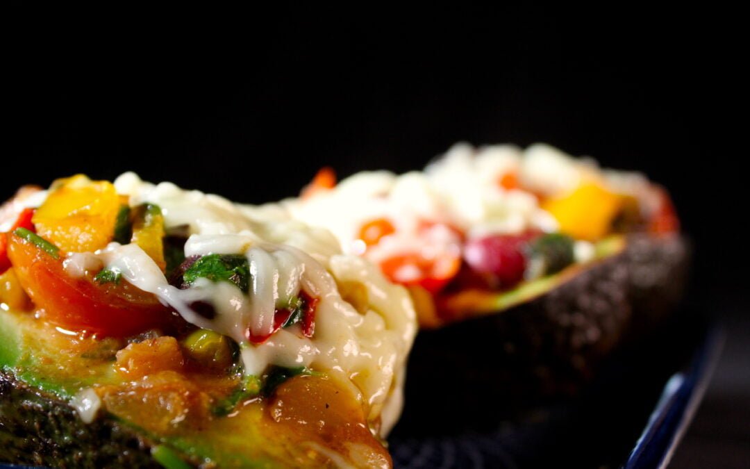 Gebakken avocado met kidneybonen, paprika en tomaat