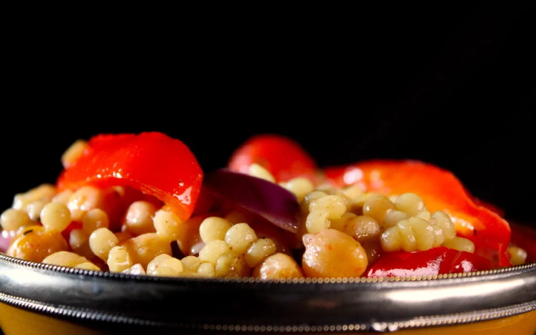 Sappige parelcouscous met gegrilde kikkererwten, aardpeer en paprika