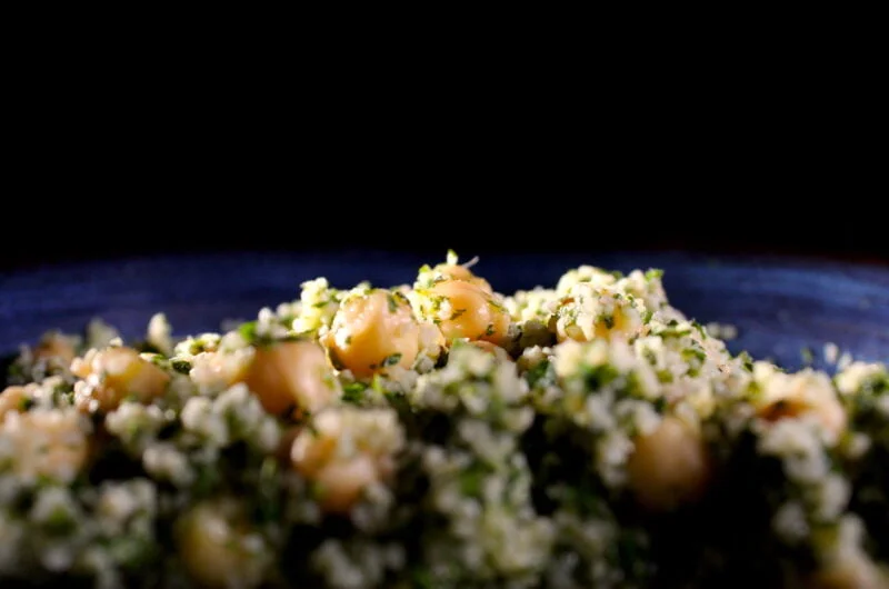 Hele frisse en hele Arabische bulgurkikkerwtensalade
