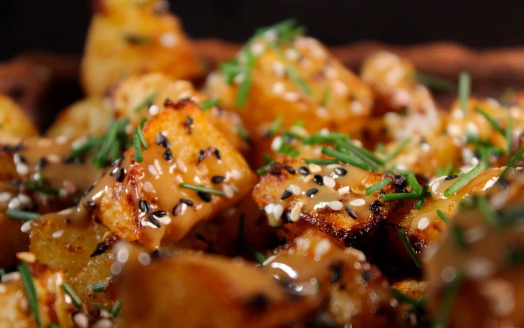 Harissa aardappels met een tahin/sojasaus
