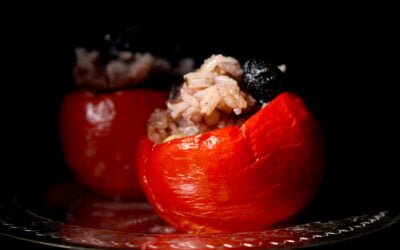 Gevulde tomaten met rozijnen en pijnboompitten