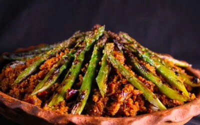 Spicy sweet bulgur with grilled green asparagus
