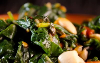 Spinach with tomatoes and almonds