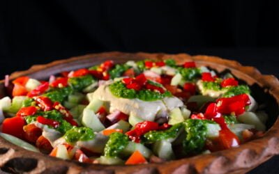 Salade met aubergine dressing en peterselie olie en shatta