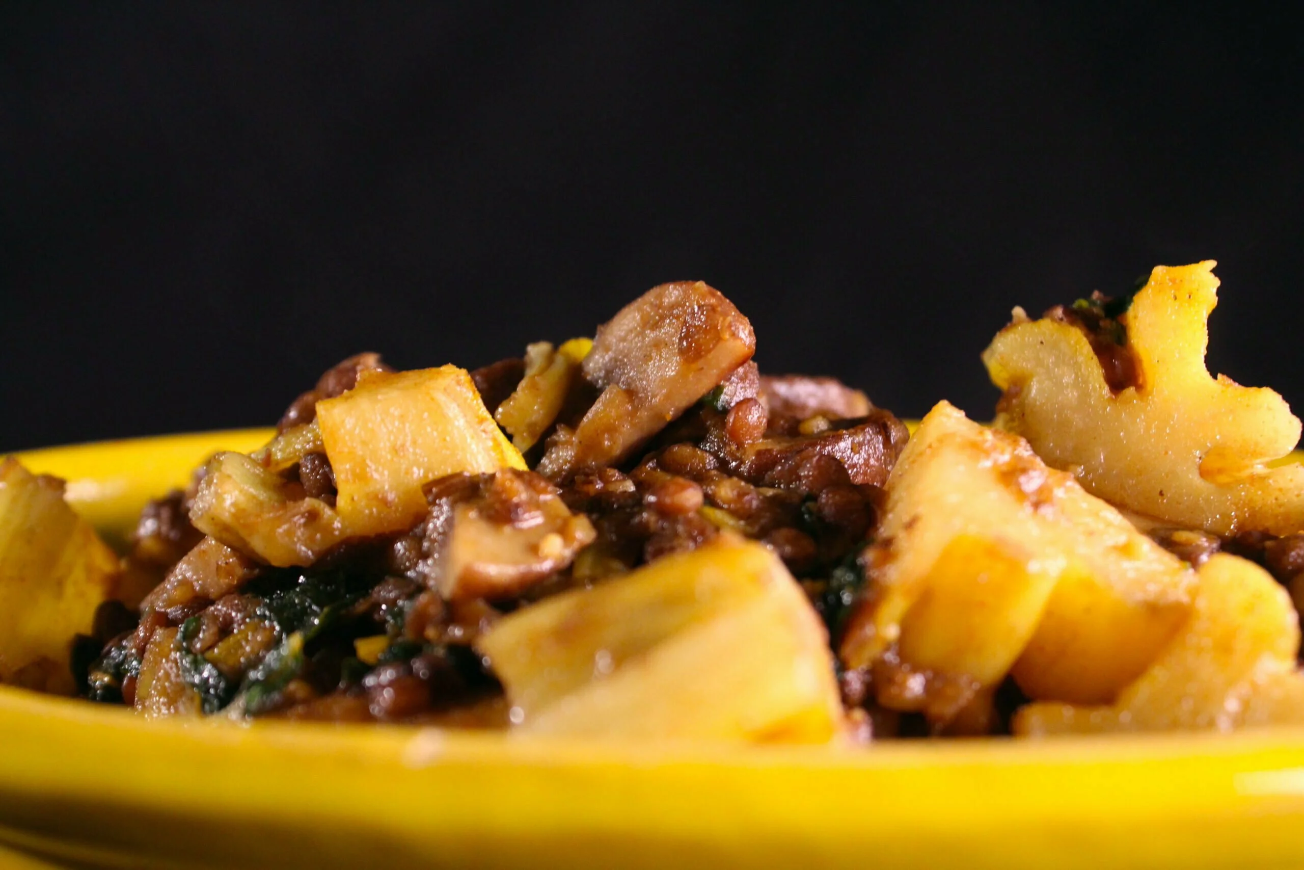 Snijbiet met linzen, champignons en aardappel