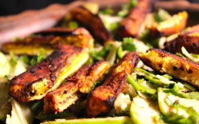 Kruidige salade van bakbanaan, appel en kokos