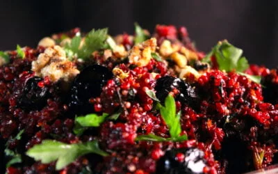 Gebakken quinoa met bietjes, zwarte olijven, sinaasappel en walnoot