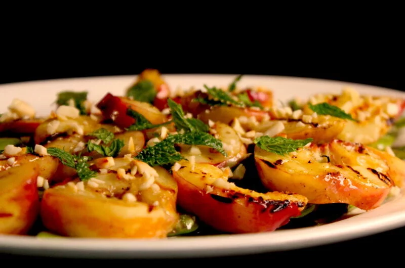 Gegrilde perziksalade met snijbonen