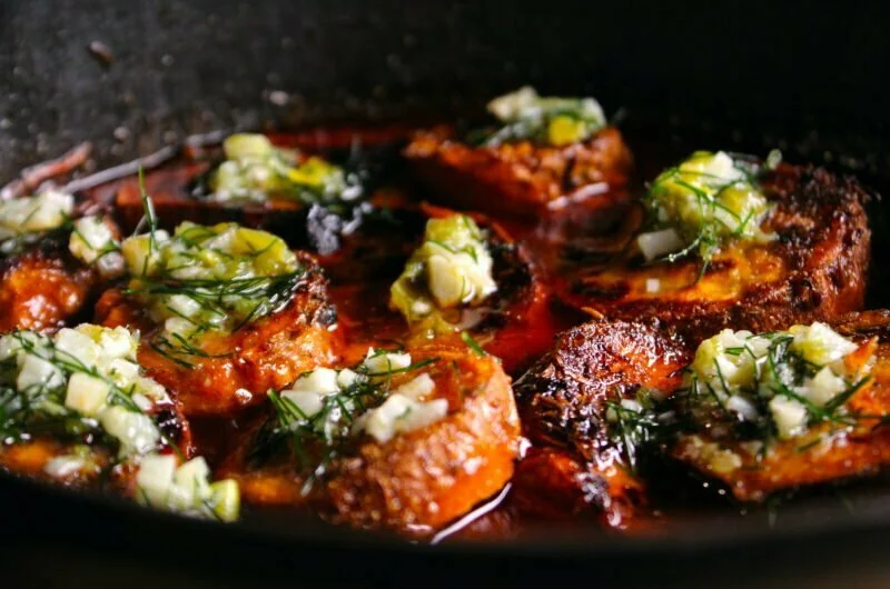Zoete aardappel in tomaten-limoensaus en kardemom