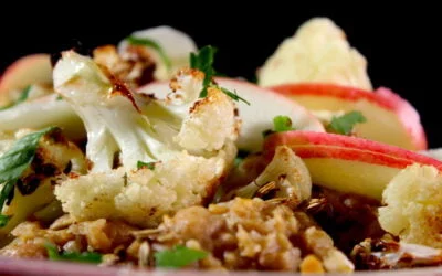 Gegrilde bloemkool op bedje van kikkererwtenpuree met ingelegde appel