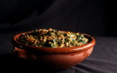 Smooth lentils, spinach, tomato in mustard sauce