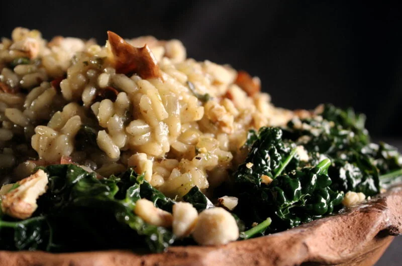 Paddenstoelen risotto met cavolo nero en hazelnoten