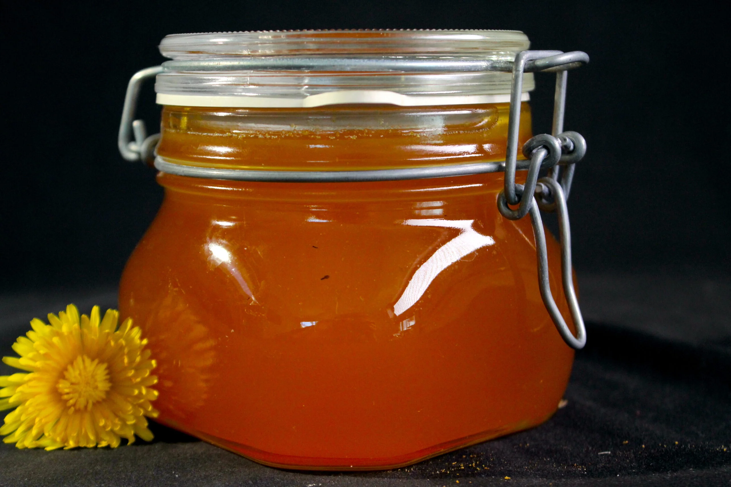 Dandelion honey or 'miel de pisenlit'