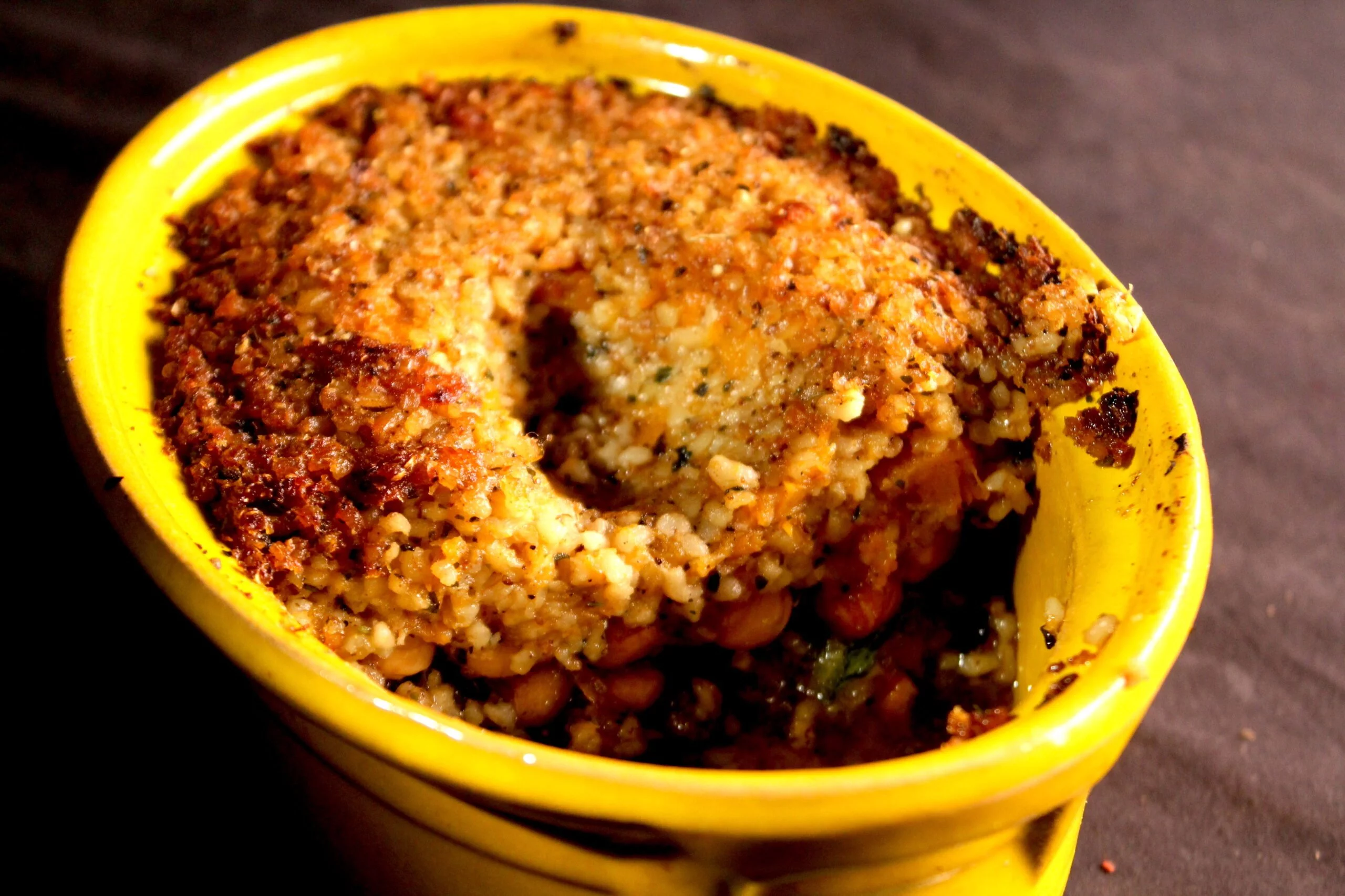 Pompoen kibbeh met macademianoten en gecarameliseerde ui