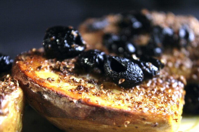 Baked potato with coriander seed and black olives