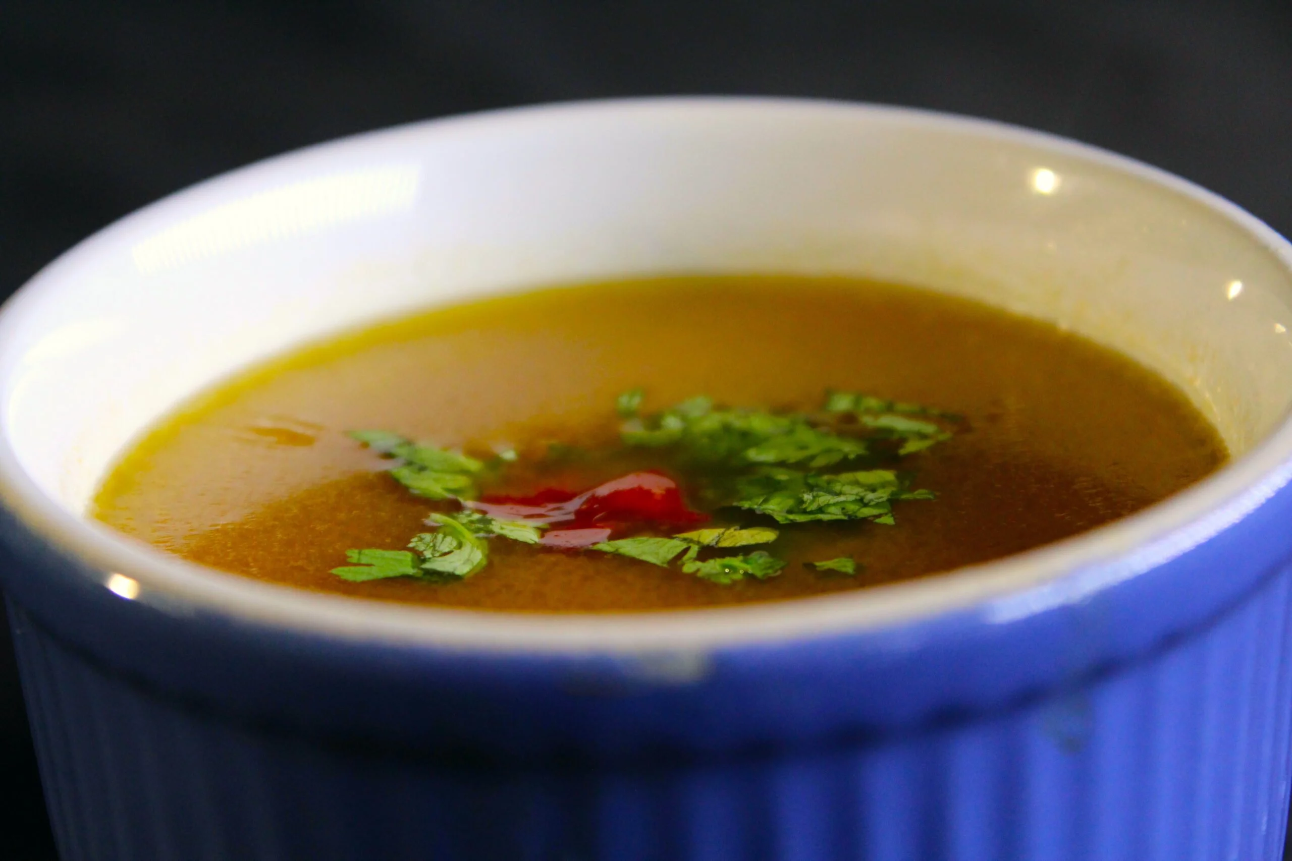 Knoflook-saffraansoep met harissa