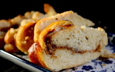 Luchtig opgerold brood met vulling van dadelmelasse en tahina