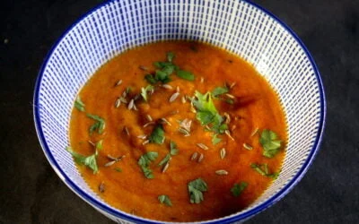 De romigste en smakelijkste tomatensoep met tahina