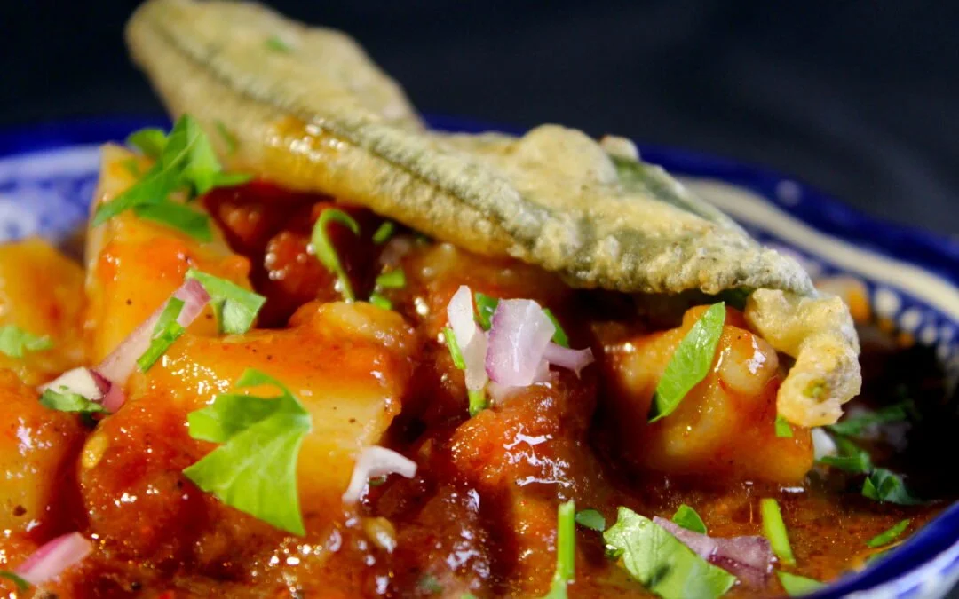 Licht pikante aardappel-tomatensalade met gefrituurde salie