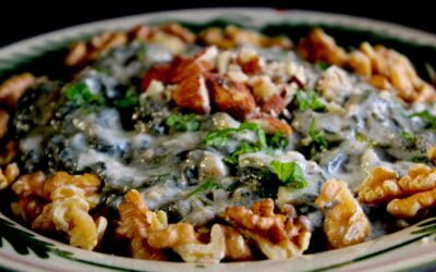 Spinach in yogurt sauce with walnut and almond