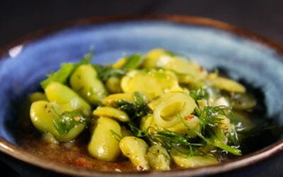 Tuinbonensalade op bedje van tomatencoulis
