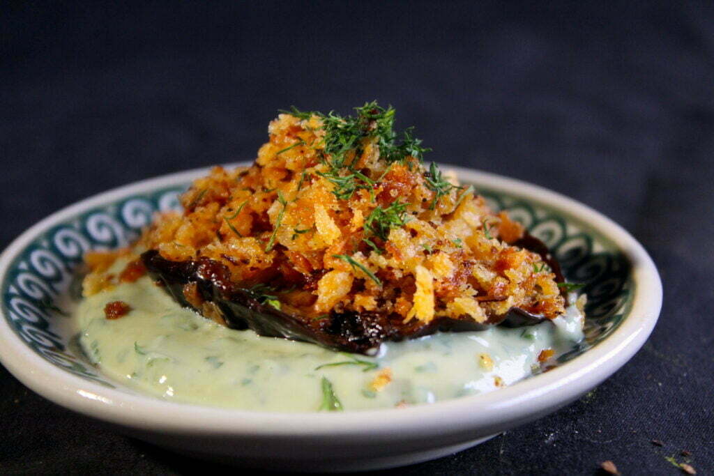 Bedje van misoyoghurt, aubergine en knapperige en pittige panko ala