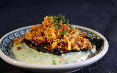 Bedje van misoyoghurt, aubergine en knapperige en pittige panko