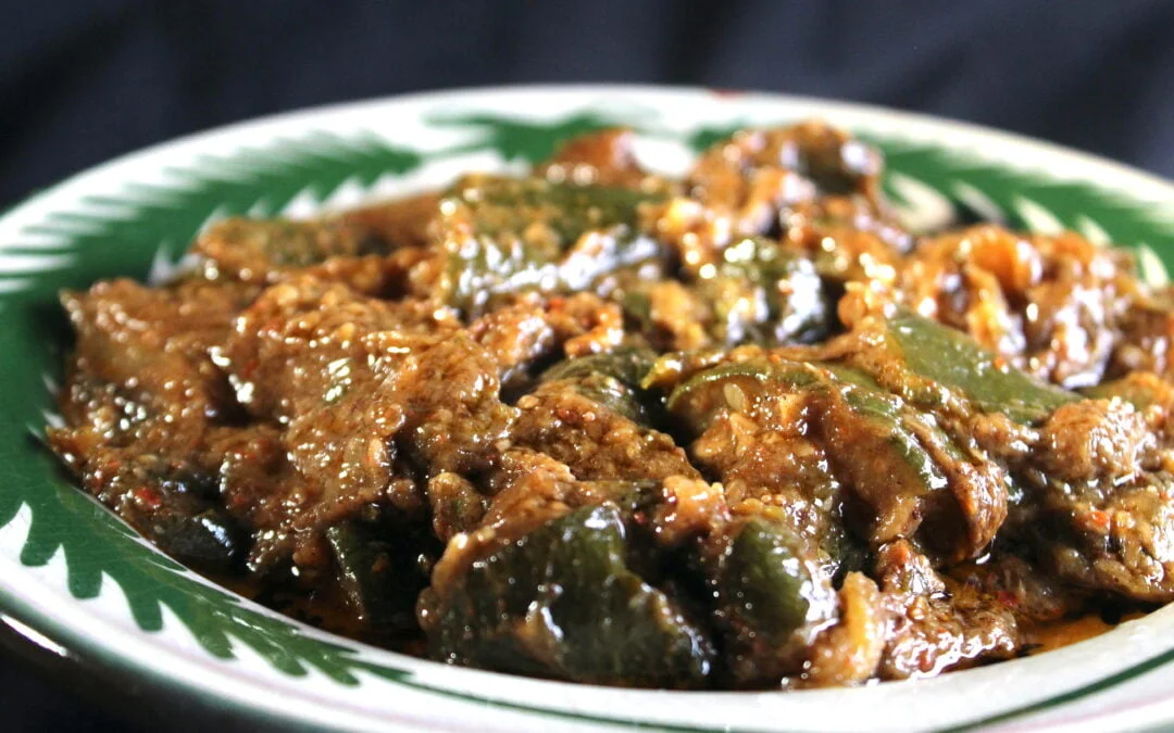 Tot ‘op het bot’ gegaarde pikante courgette in knoflookpuree