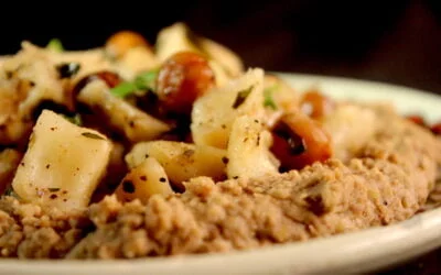 Knolselderij met hazelnoot, munt op bedje van frisse linzenpuree.