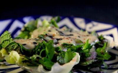 Saladebootje met verse kruiden, sumac en tahini dressing