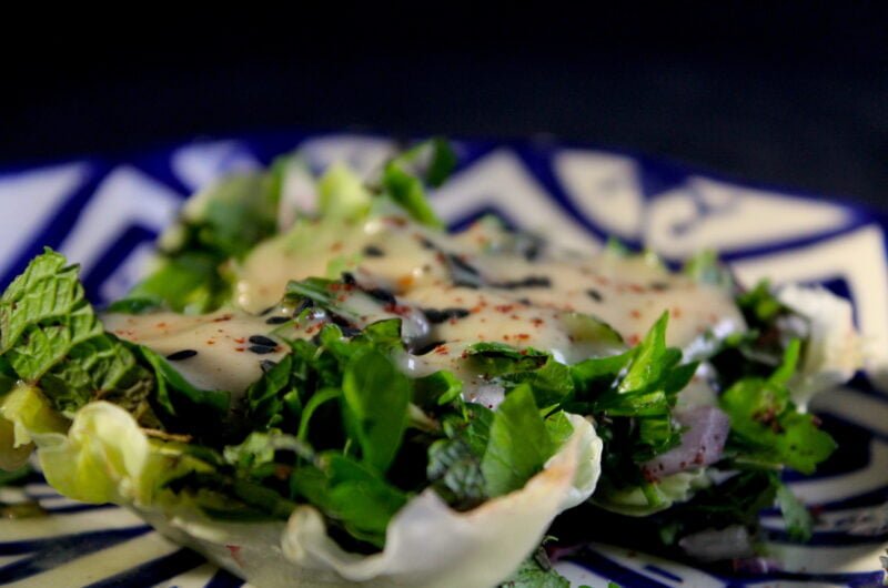 Saladebootje met verse kruiden, sumac en tahini dressing