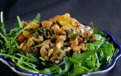 Salade van snijbiet, gemarineerde krenten en pijnboompitten