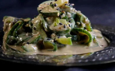 Komkommersalade met tahina en sesam