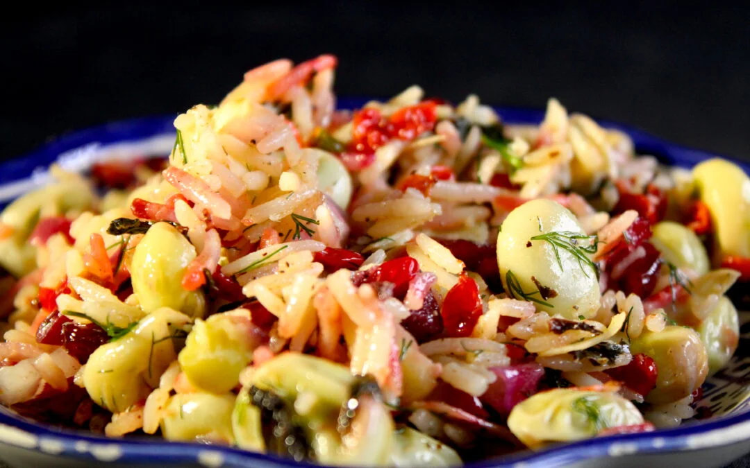 Rijstsalade van tuinbonen, zuurbessen, cranberries en dille