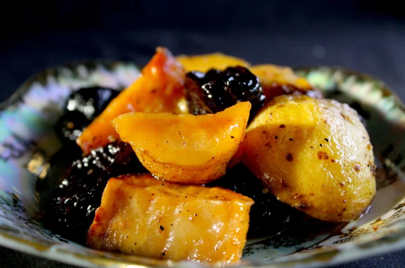 Gecaramelliseerde aardappels uit de oven met gedroogde pruimen