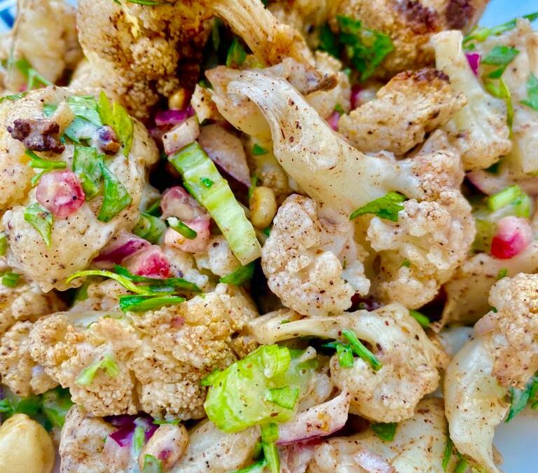 Bloemkoolsalade met piment, granaatappel en bleekselderij