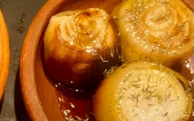 Uien uit de oven met sinaasappelsiroop en tijm