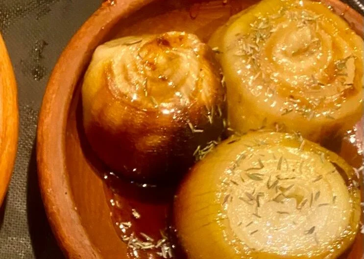 Uien uit de oven met sinaasappelsiroop en tijm