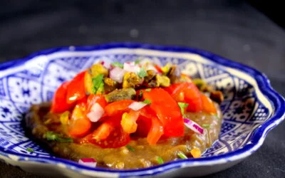 Tomatensalade op auberginepuree met tamarinde en pistache