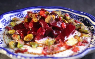 Salade van biet, pistache, granaatappelmelasse en zuurbessen
