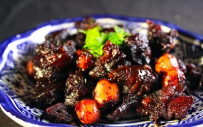 Gekruide paarse wortel met dadels en hazelnoten