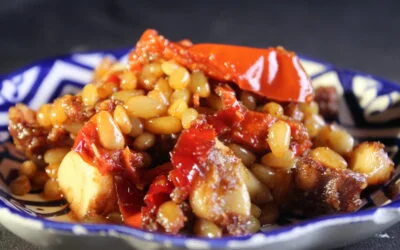 Gesmoorde rode paprika met dadels, lekker veel korianderzaad en pijnboompitten