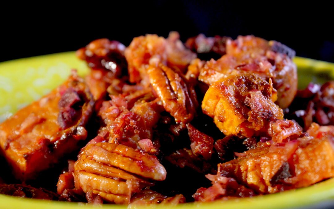 Zoete aardappelsalade met pecannoten en gedroogde vijg