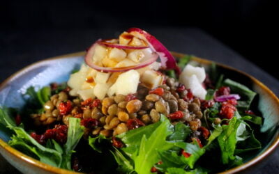 Salade met peer, linzen, zuurbessen en balsamicosiroop