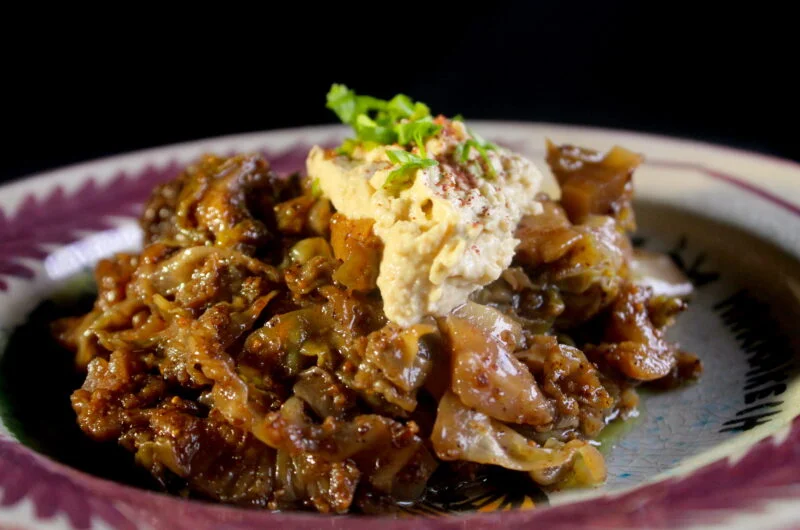 Spitskool met gedroogde vijg en hummus