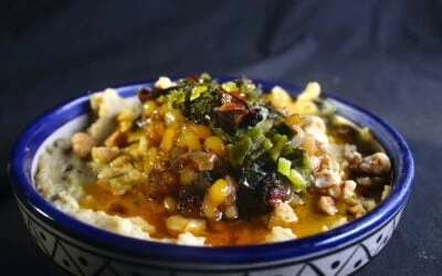 Aardpeerpuree met gefrituurde lente-ui, pijnboompitten en hazelnoten