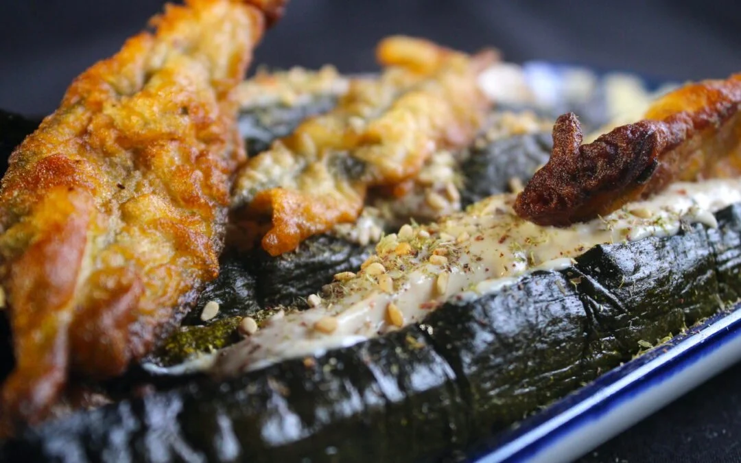 Courgette uit de oven met tahinasaus, za’atar en gefrituurde salie