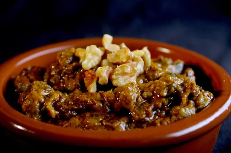 Aubergine, tomaat, kurkuma en walnootstoof